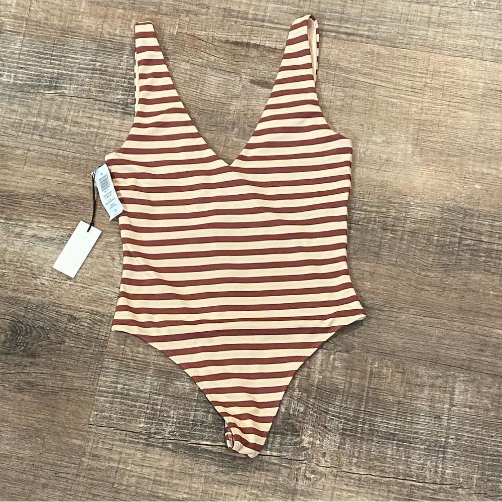 NWT Babaton Contour V Neck Bodysuit